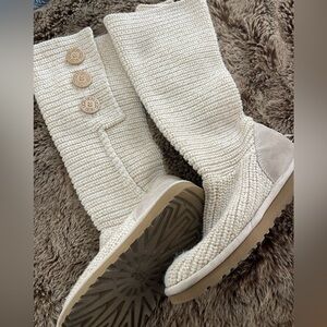 UGG  SIZE 7 TALL KNITTED CREAM PULL ON BOOTS